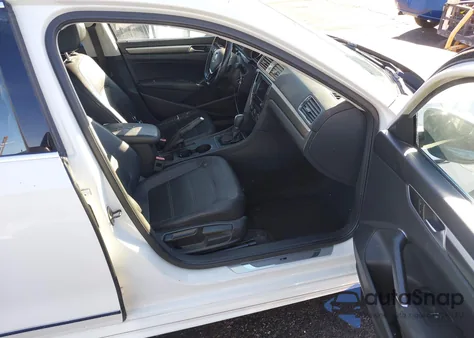 2017 Volkswagen Passat 1.8T R-Line z USA, uszkodzony, nr VIN 1VWDT7A37HC002989